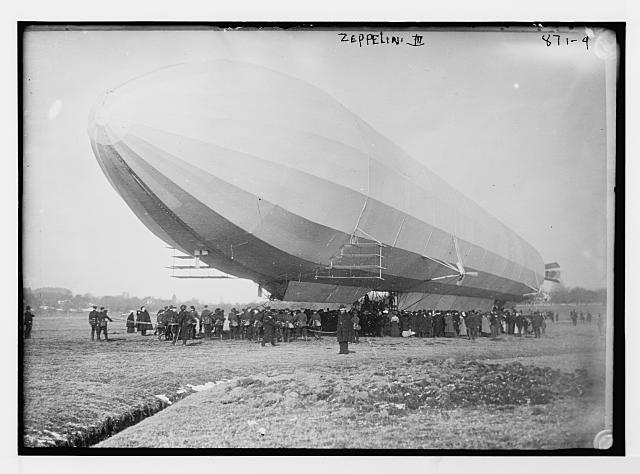 Zeppelin on the ground. LC-DIG-ggbain-04178